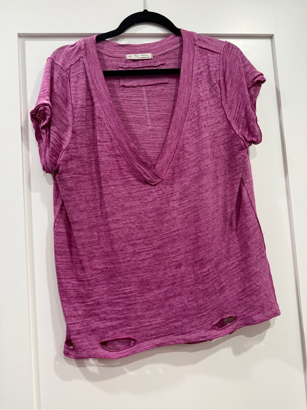 We The Free | V-Neck Short Sleeve Tee in Heathered Magenta